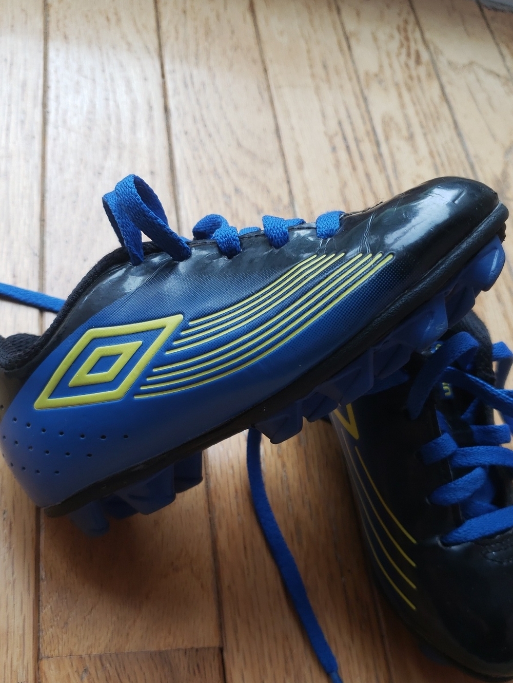 Umbro Kids 8K, Blue and Yellow Soccer Cleats